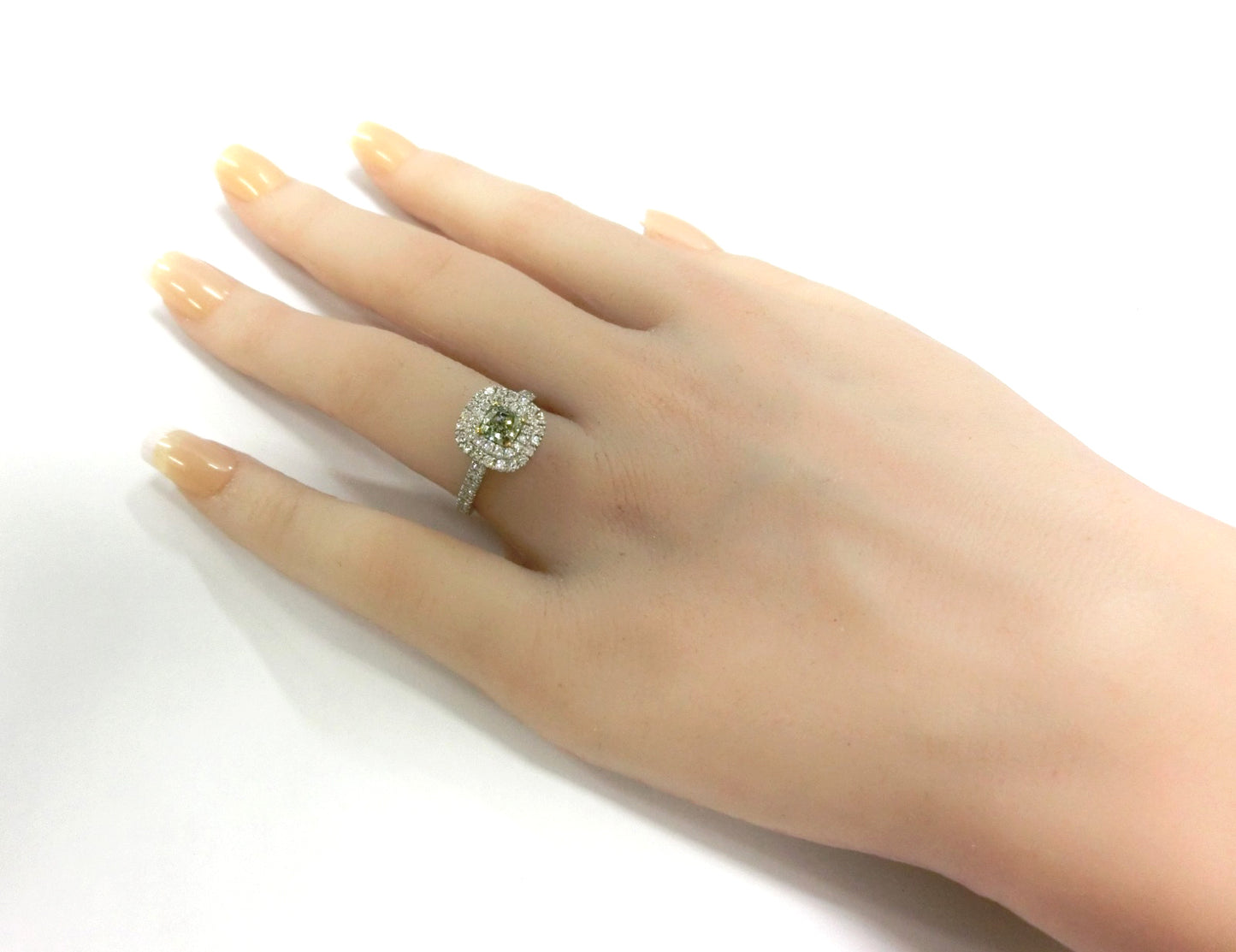 グリーンダイヤモンドリング鑑定書画像 クッション 1.317ct VS2 着用画像