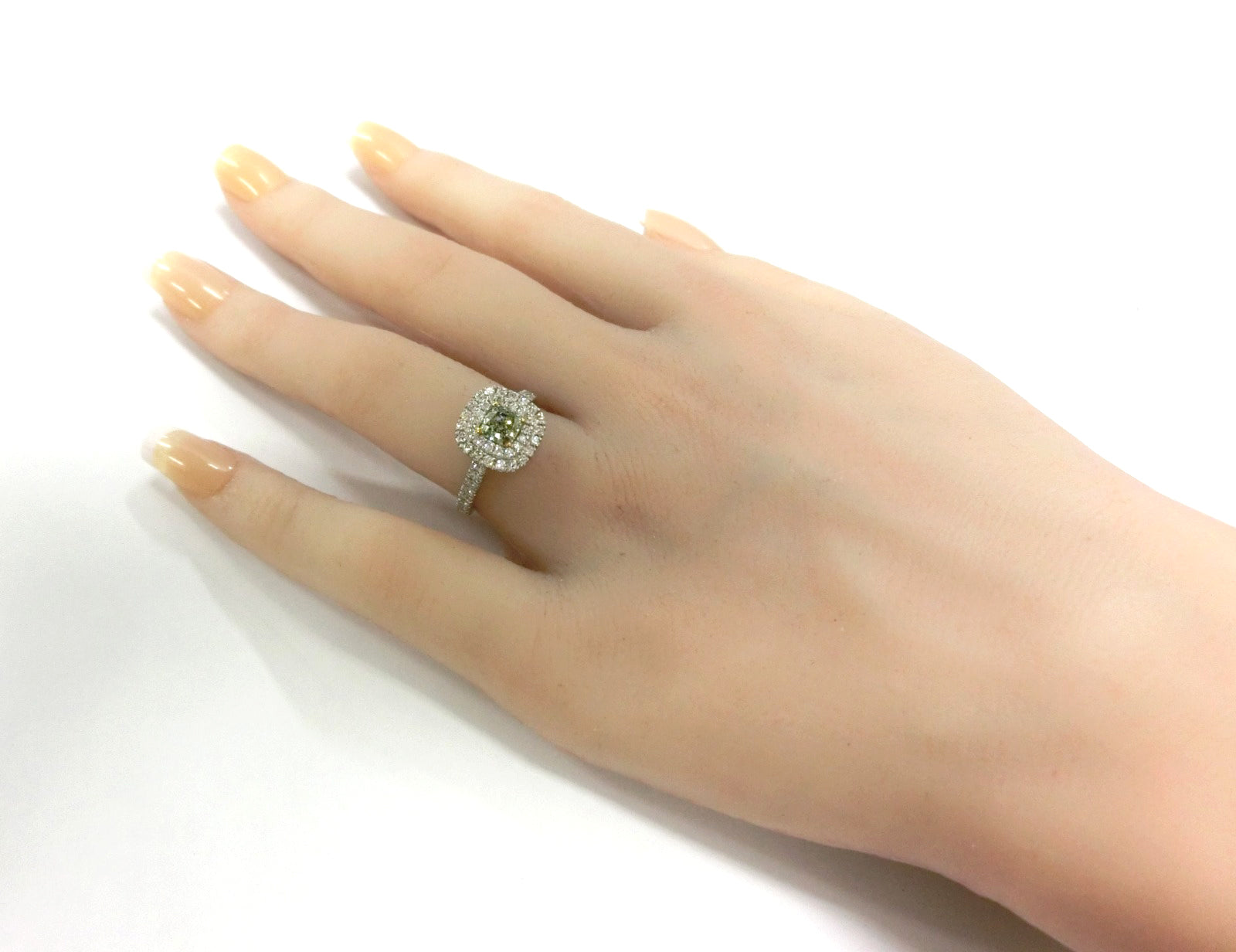 グリーンダイヤモンドリング鑑定書画像 クッション 1.317ct VS2 着用画像