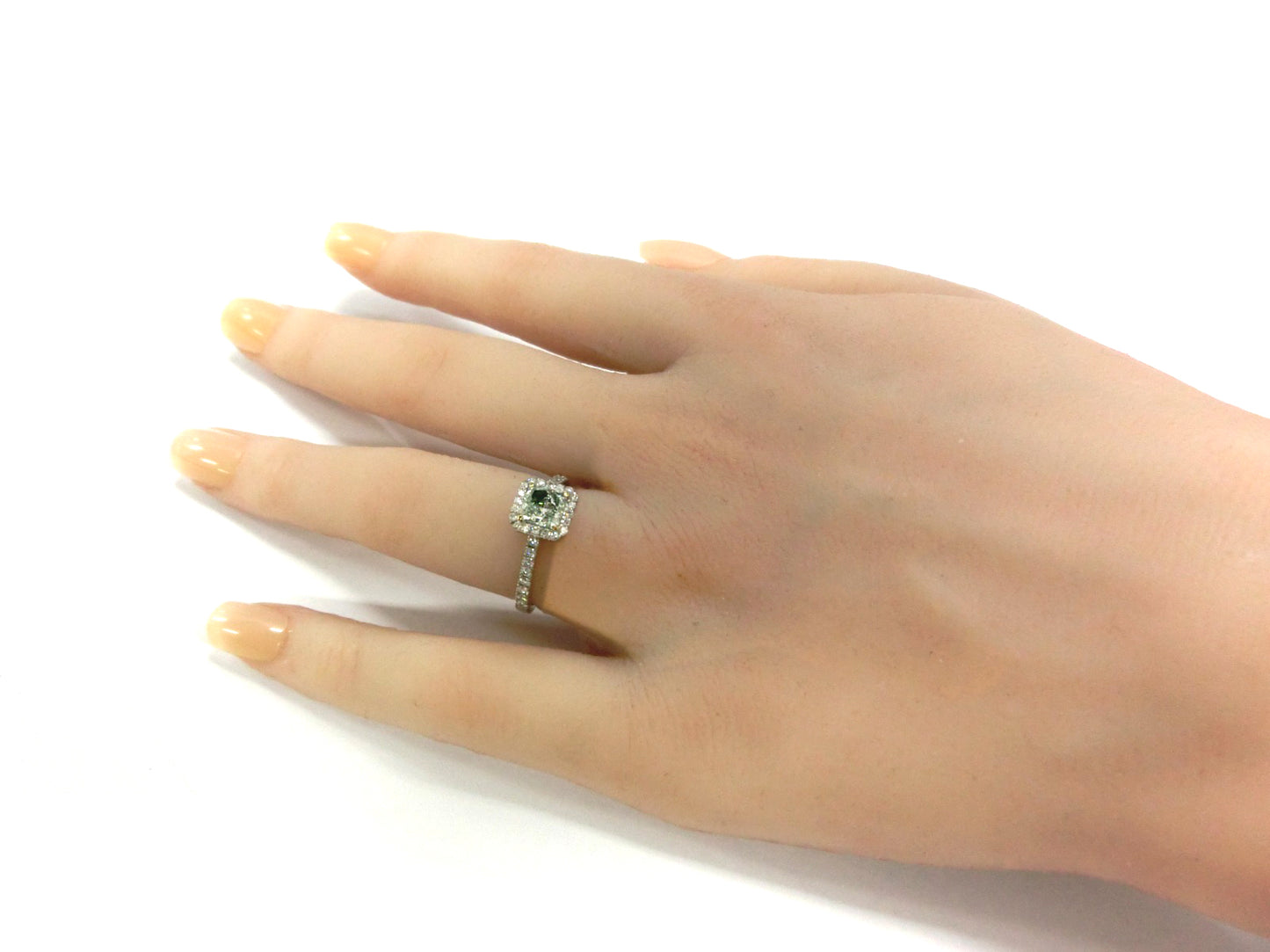 PT900 グリーンダイヤモンドリング 1.09ct SI1 Light Green ラディアント 着用画像