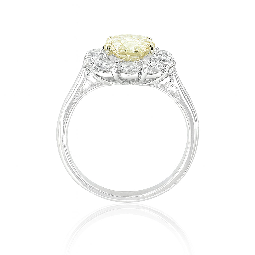 PT950 イエローダイヤモンドリング 2.98ct VS1 Very Light Yellow オーバル 横映像