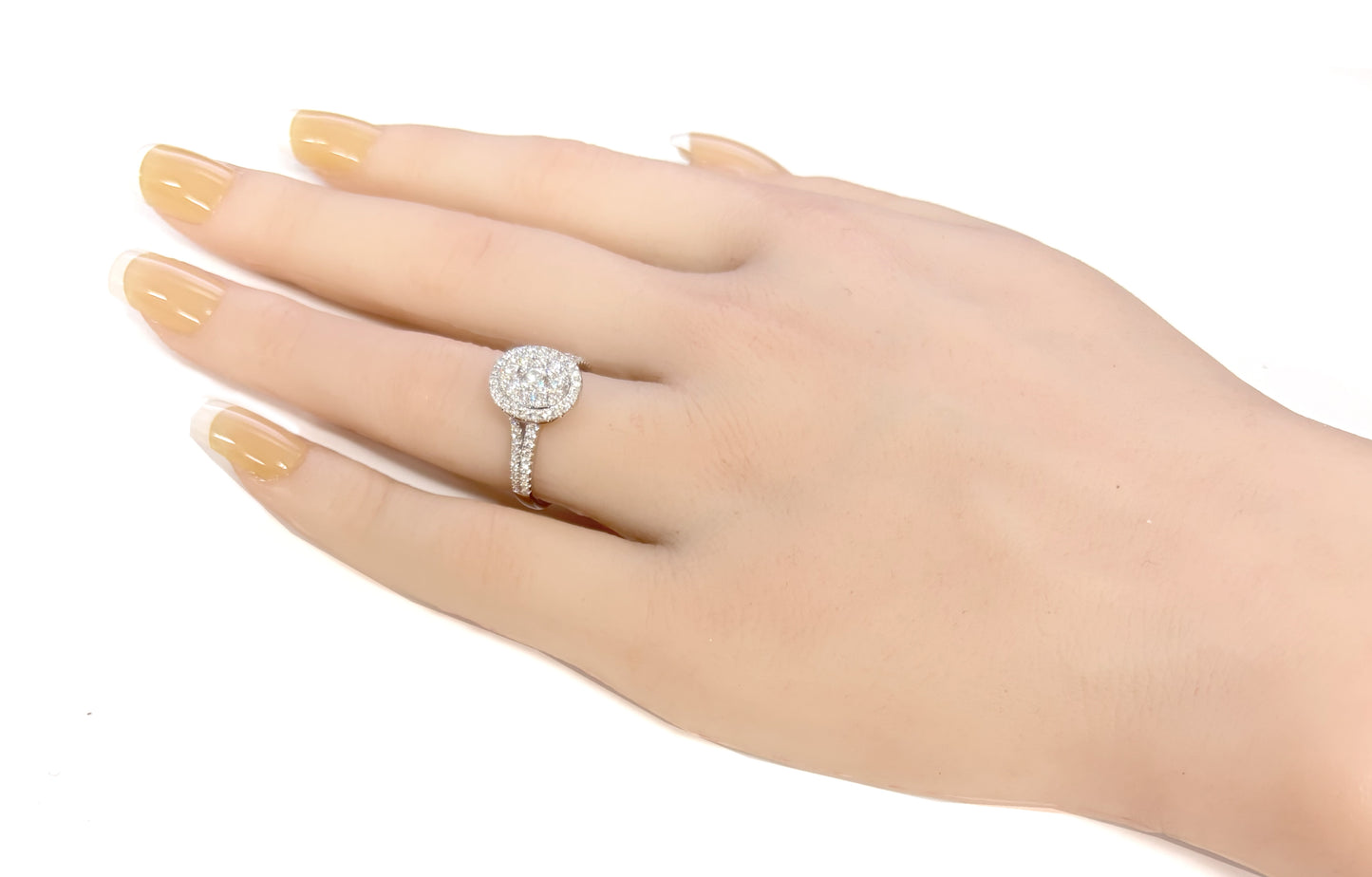 18K 無色ダイヤモンドリング 0.9ct ラウンドダイヤオーバルシェイプ