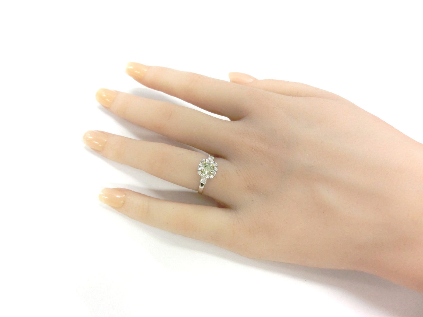 イエローダイヤモンドリング鑑定書画像 クッション 0.806ct SI1 着用画像