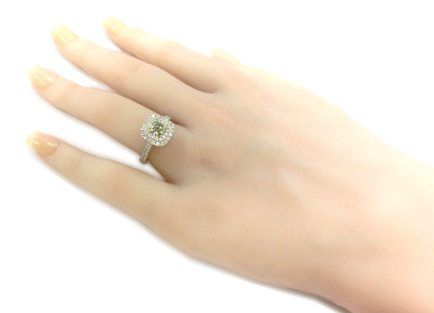 グリーンダイヤモンドリング鑑定書画像 クッション 1.317ct VS2 着用画像