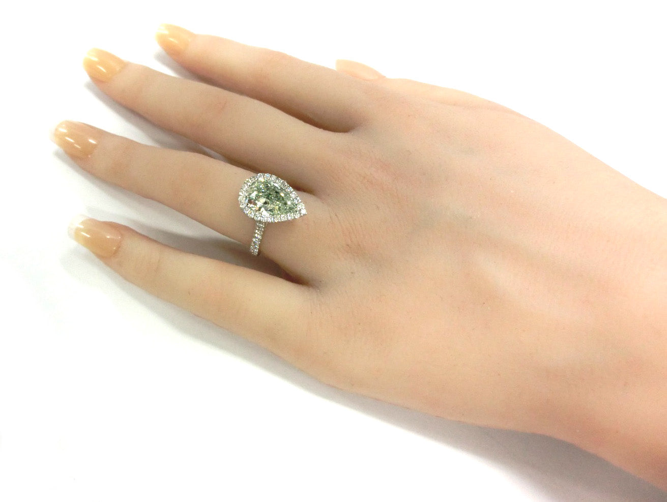グリーンダイヤモンドリング鑑定書画像 ペア 3.86ct VS2 着用画像