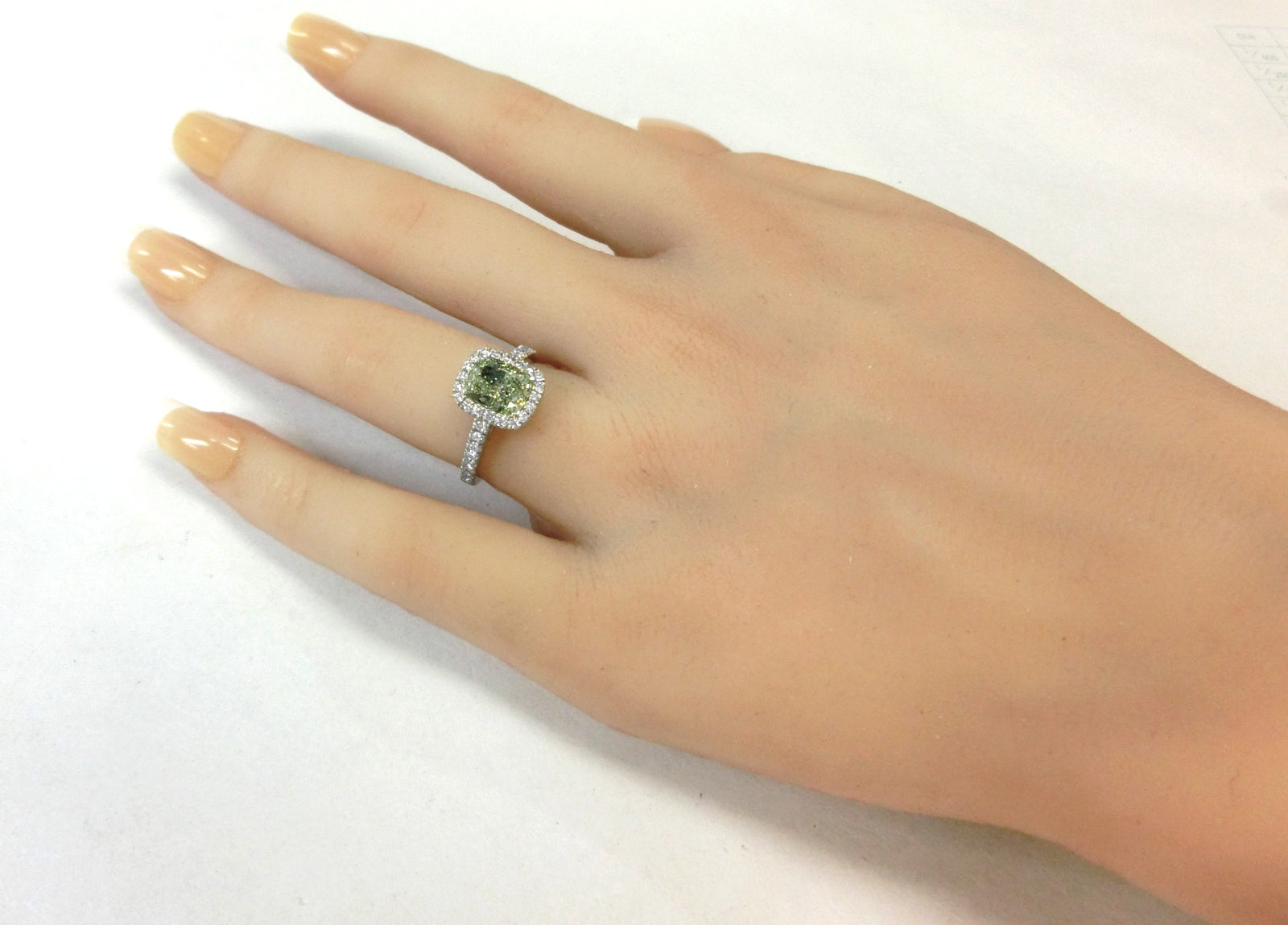 グリーンダイヤモンドリング クッション 2.373ct SI2 着用画像