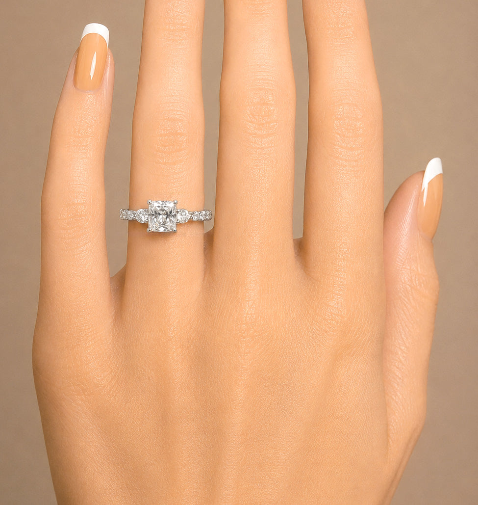 天然ダイヤモンドリング 1.32ct Princess 18KWG 着用