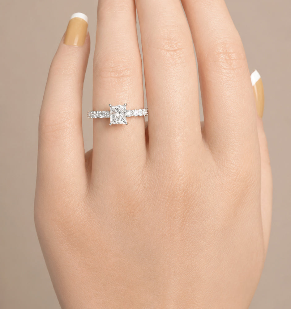 天然ダイヤモンドリング 1.361ct Princess 18KWG 着用