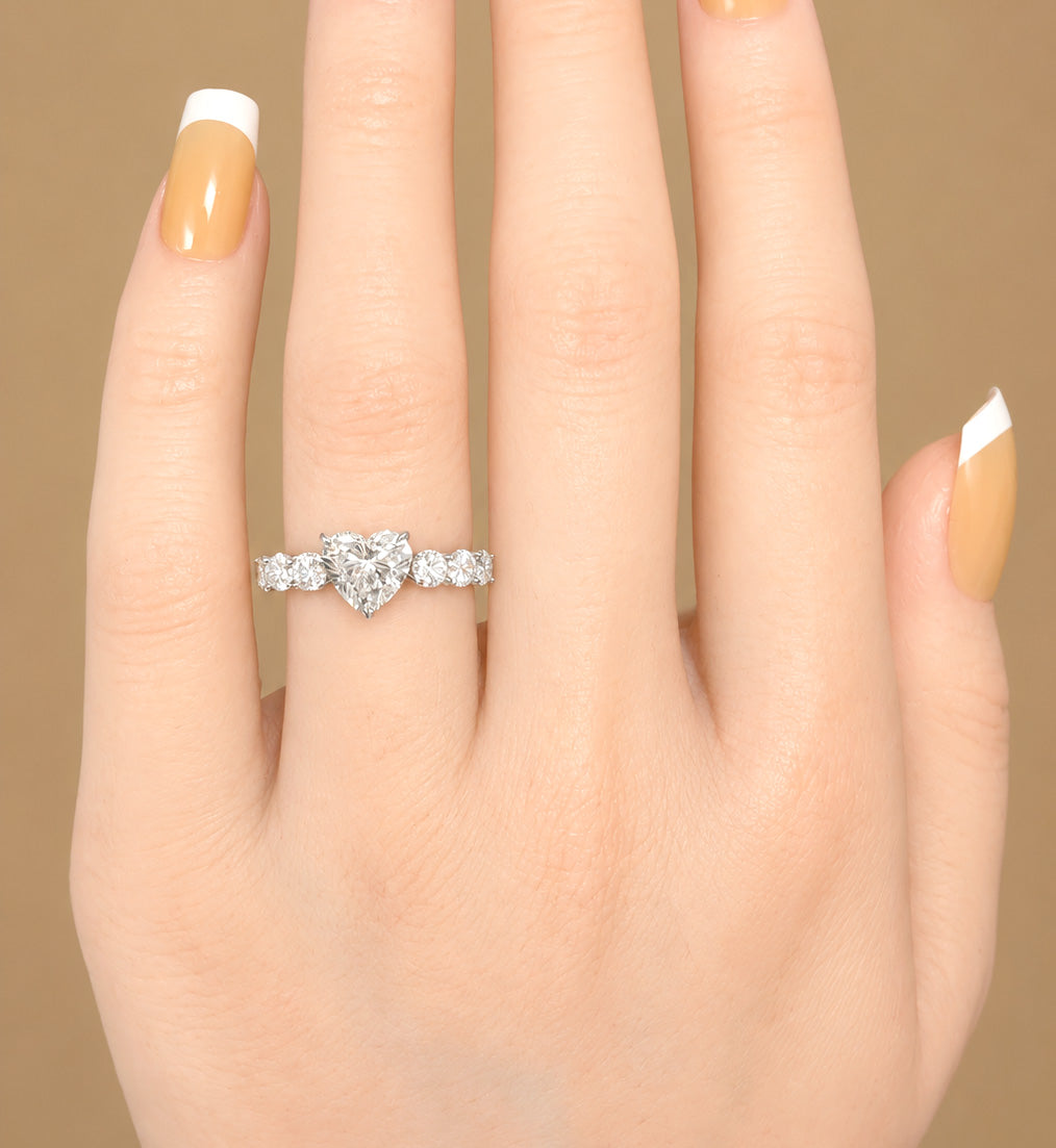天然ダイヤモンドリング 2.511ct Heart 18KWG 着用