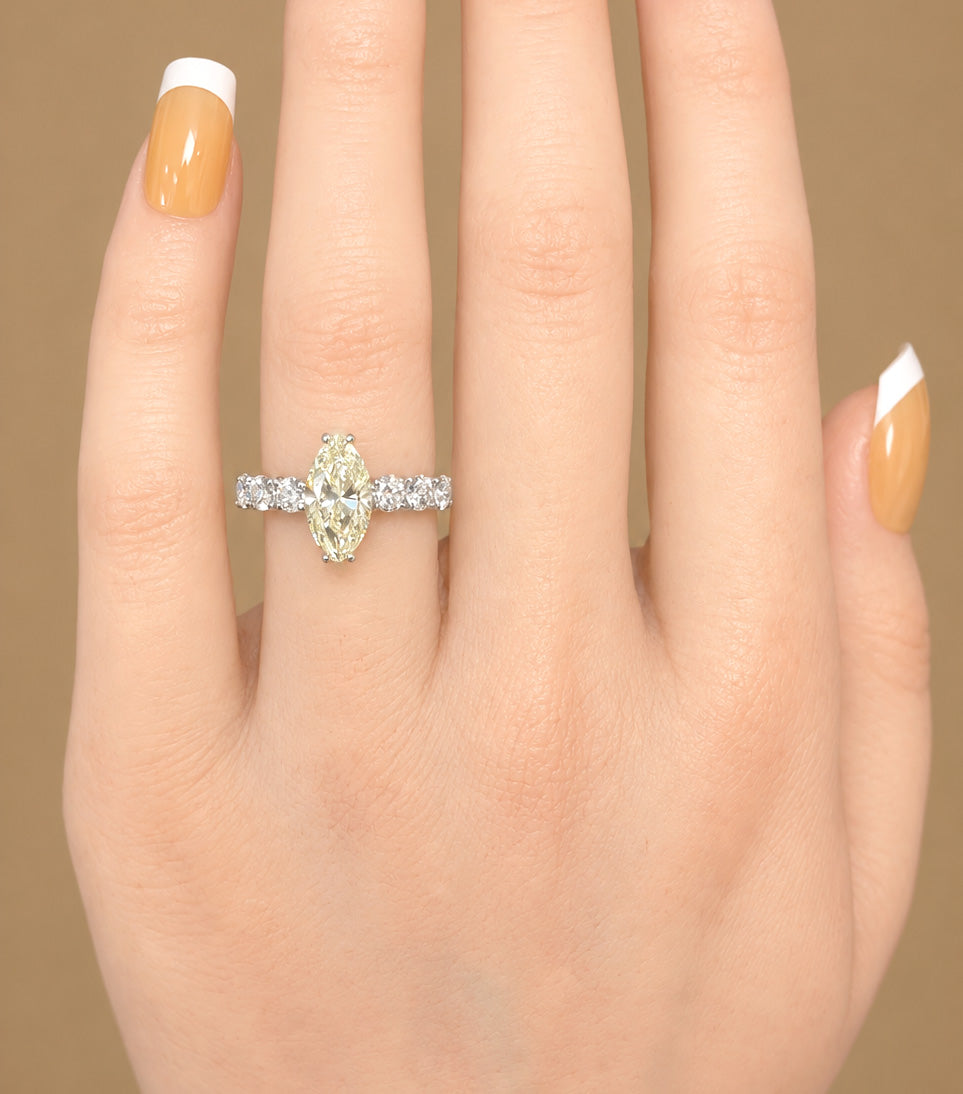 天然ダイヤモンドリング 2.852ct Marquise 18KWG 着用