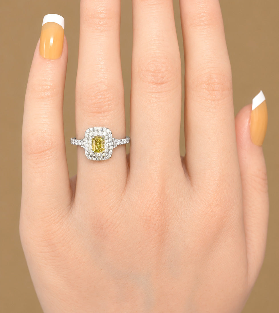 天然ダイヤモンドリング Green Yellow 1.027ct Radiant 18KWG 着用
