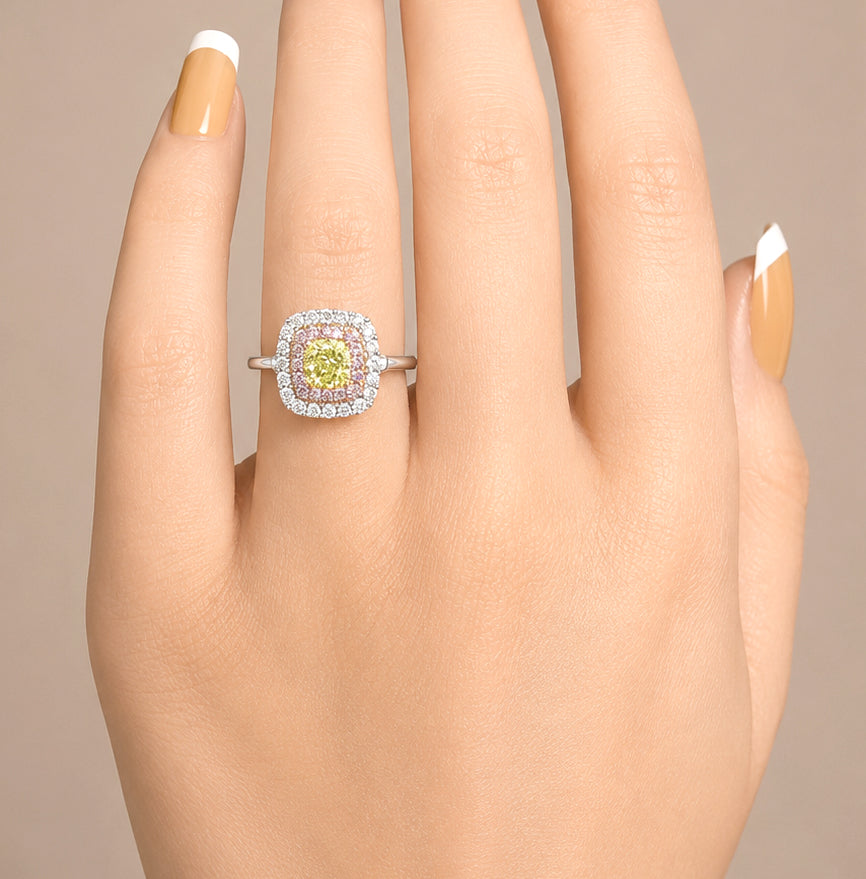 天然ダイヤモンドリング Green Yellow 2.02ct Cushion PT900 着用