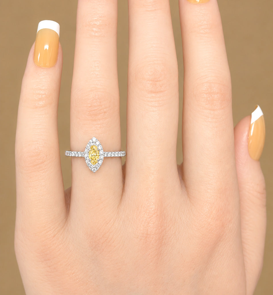天然ダイヤモンドリング Orange Yellow 0.522ct Marquise 18KWG 着用