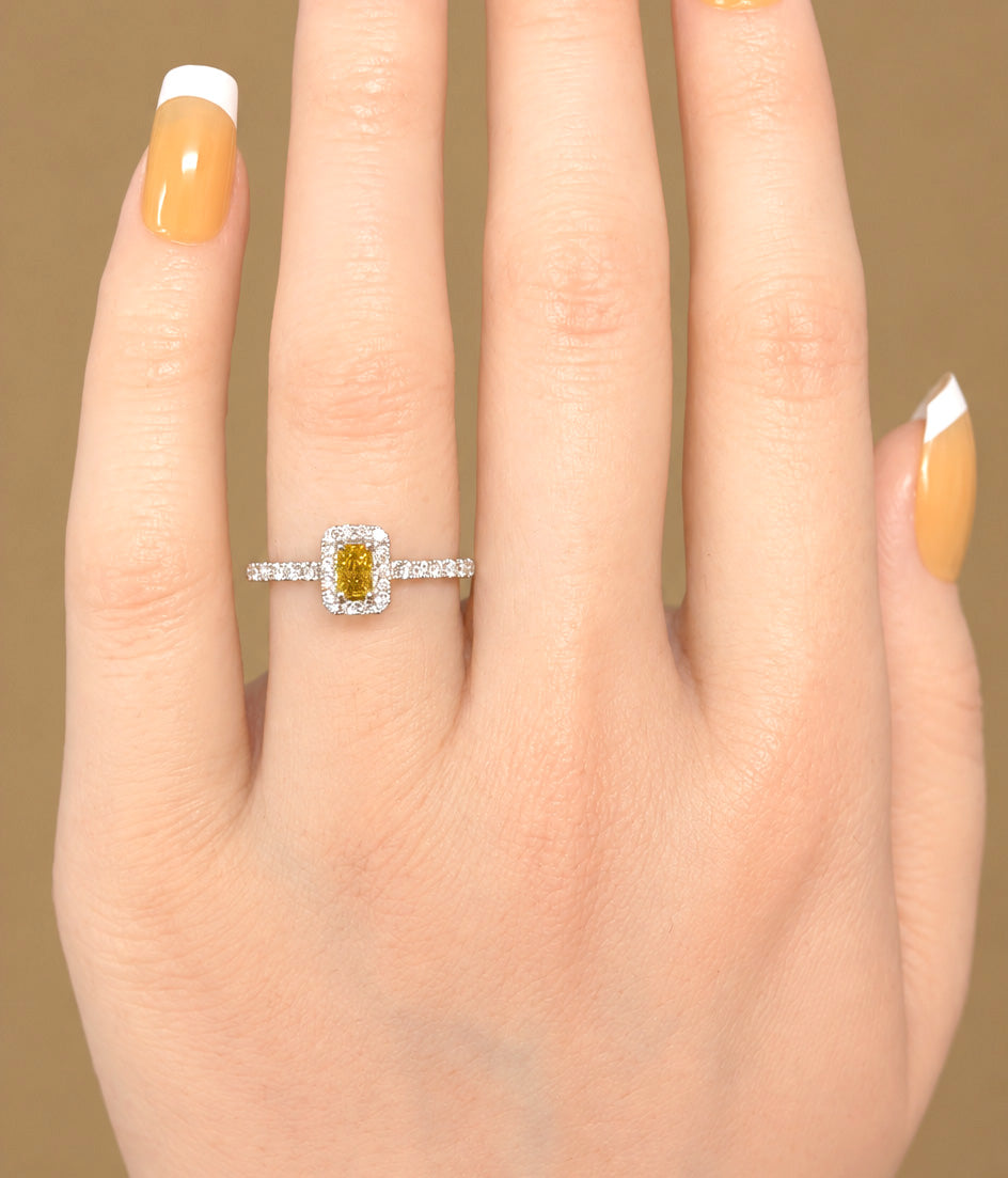 天然ダイヤモンドリング Orange Yellow 0.611ct Radiant 18KWG 着用