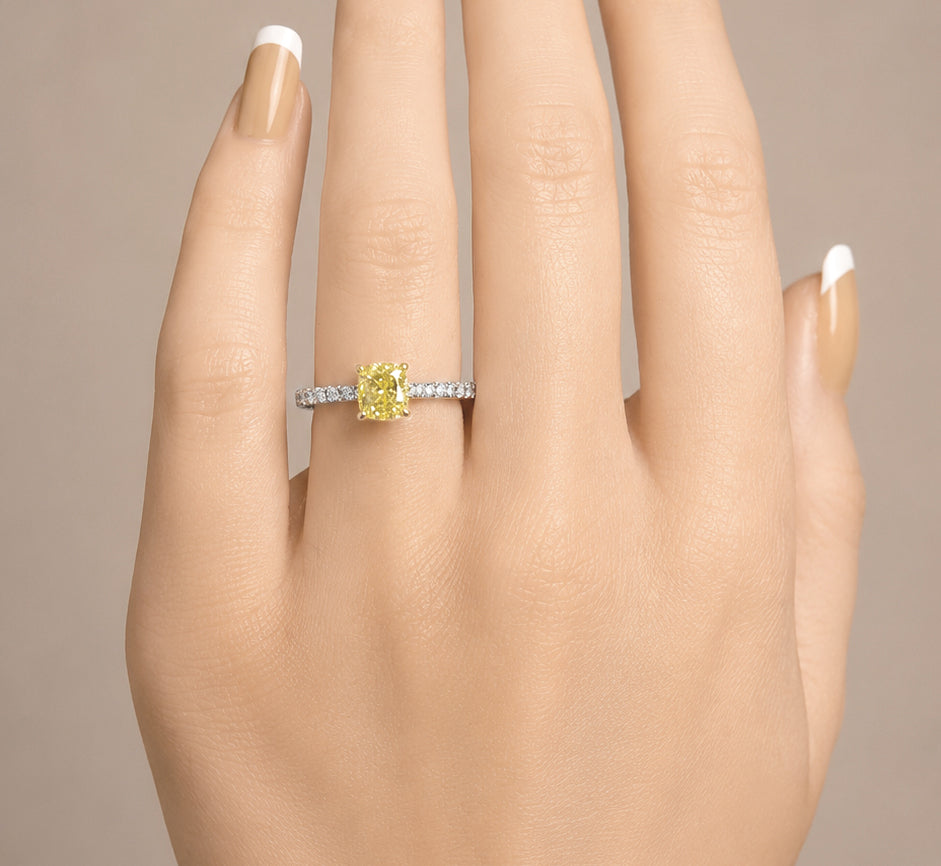 天然ダイヤモンドリング Yellow 1.27ct Cushion 18KWG 着用