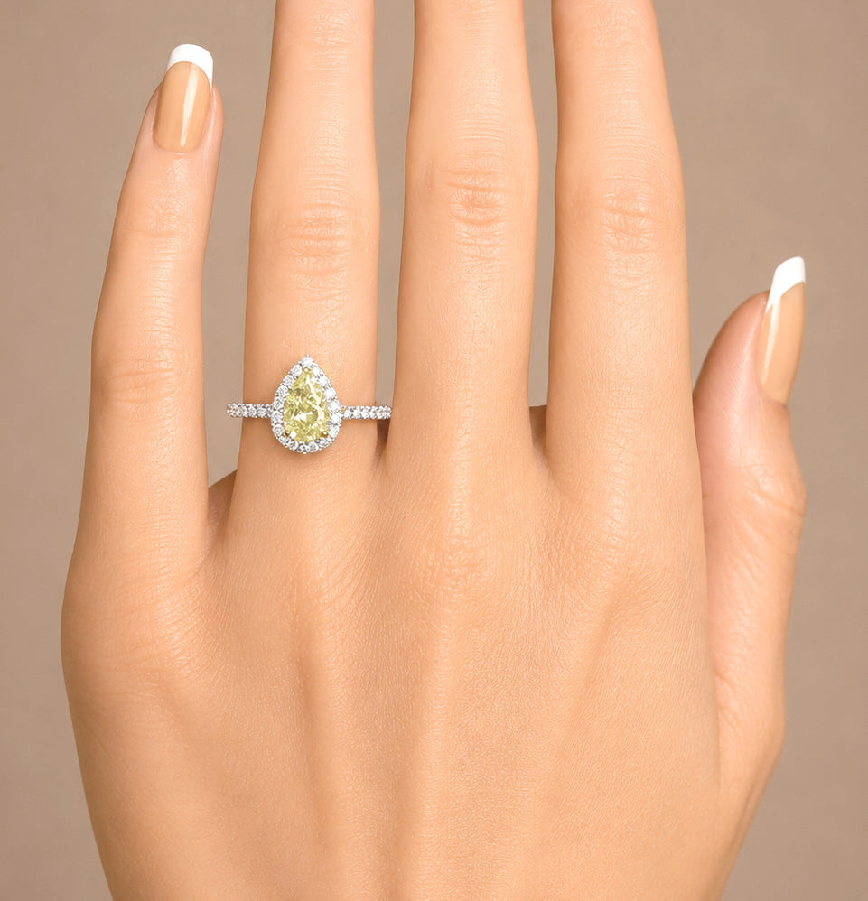 天然ダイヤモンドリング Yellow 1.334ct Pear 18KWG 着用