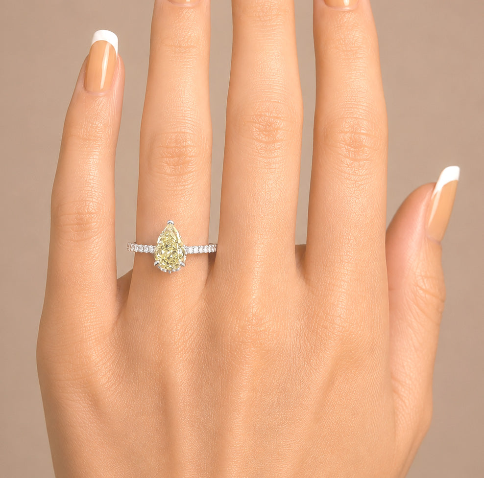 天然ダイヤモンドリング Yellow 2.254ct Pear 18KWG 着用