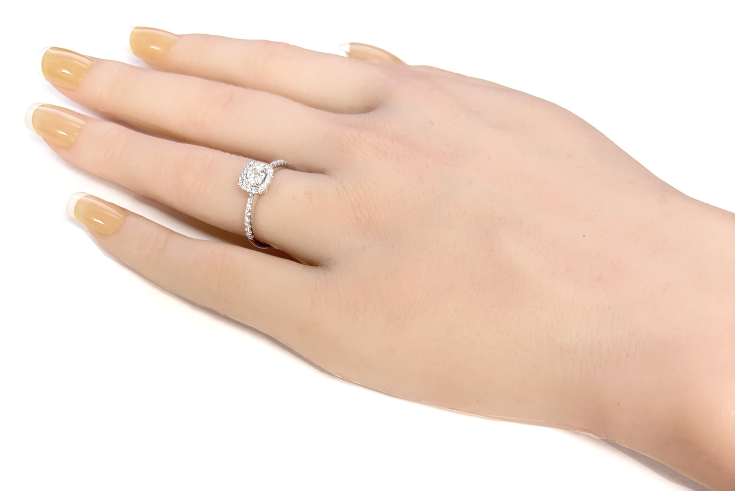 18K Round Colorless Diamond Ring - 0.69ct