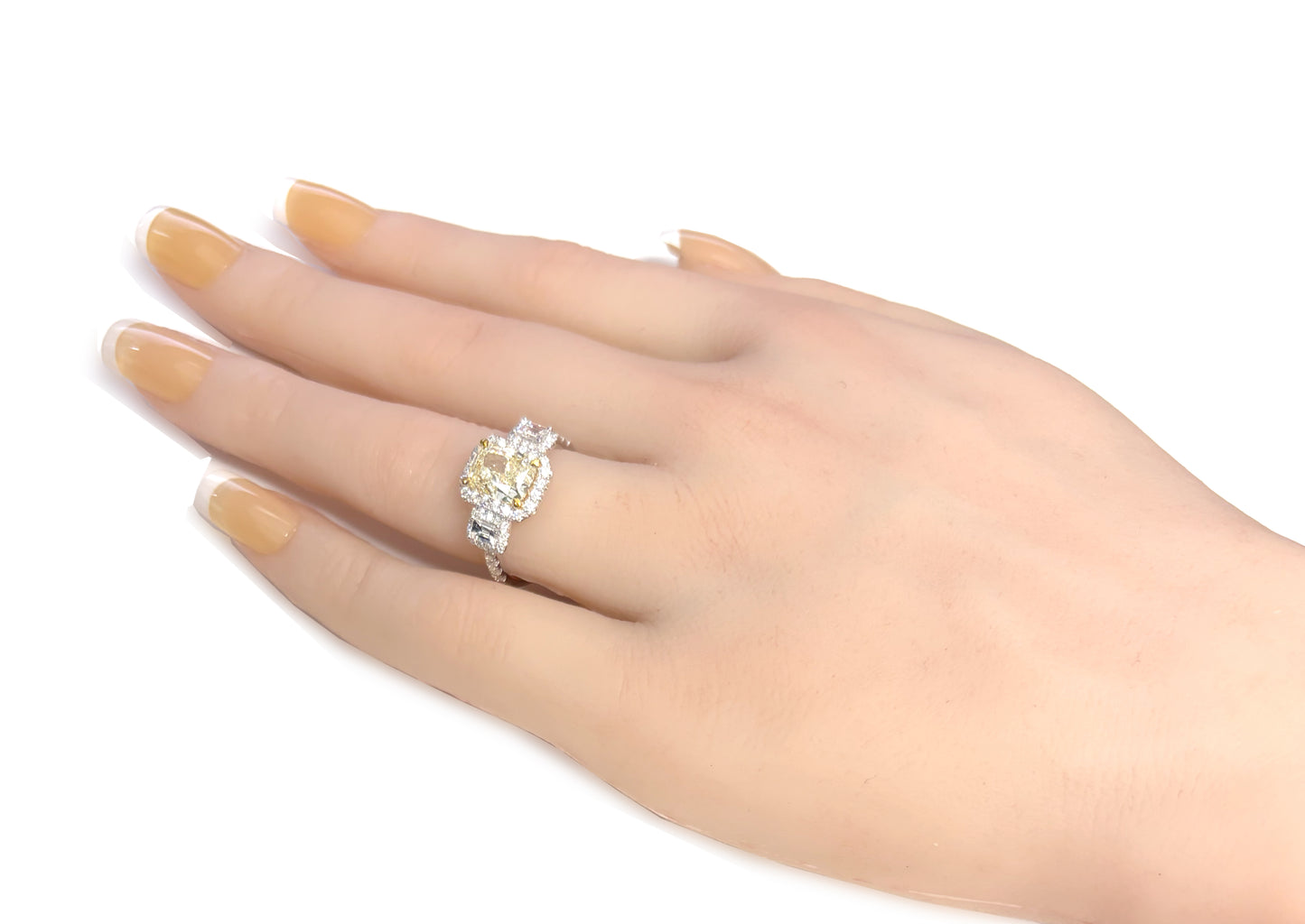 18K 3石 イエローダイヤモンドリング 2.77ct Light Yellow VS2 クッション