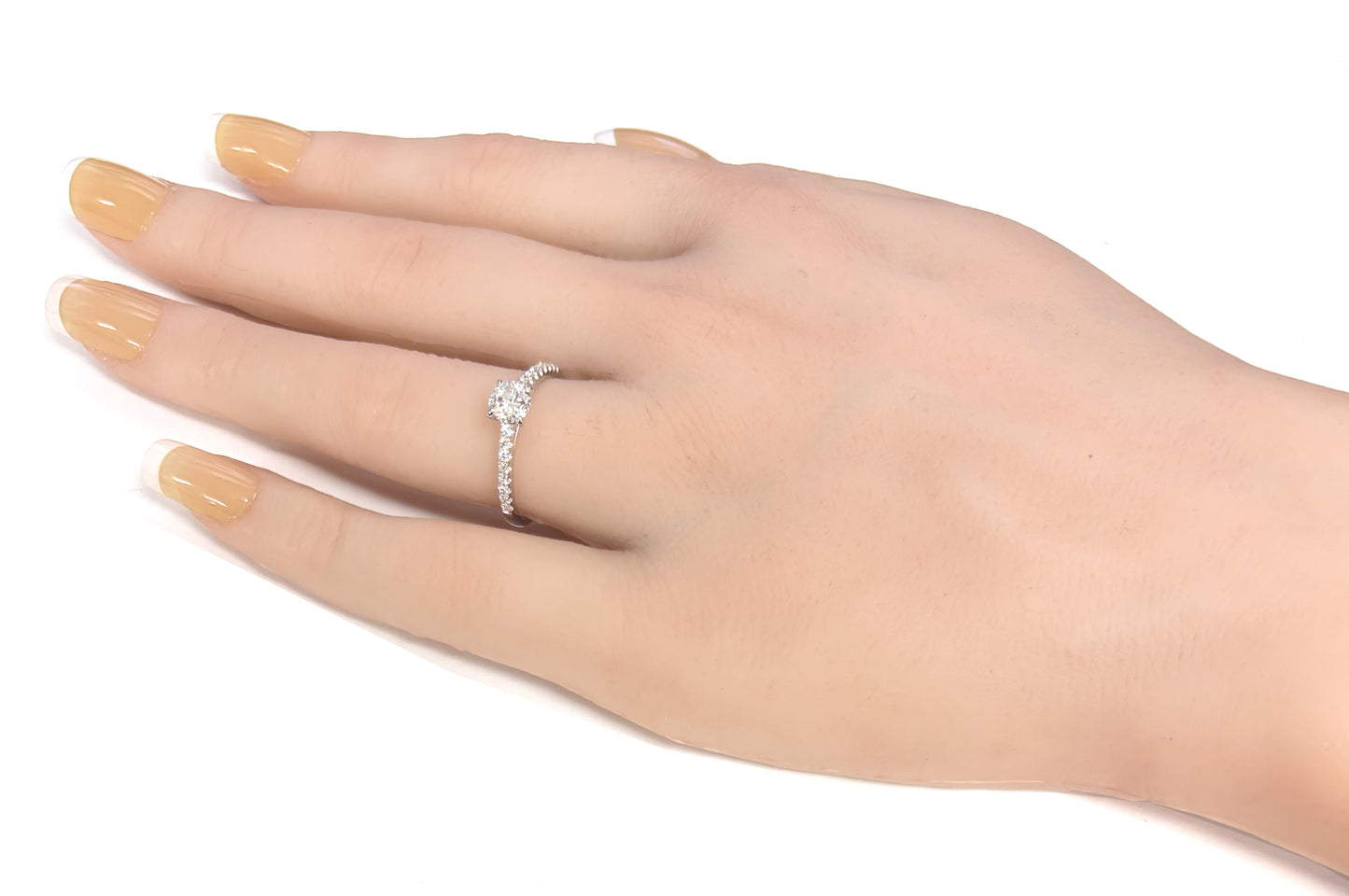 18K Round-cut Colorless Diamond Ring - 0.695ct