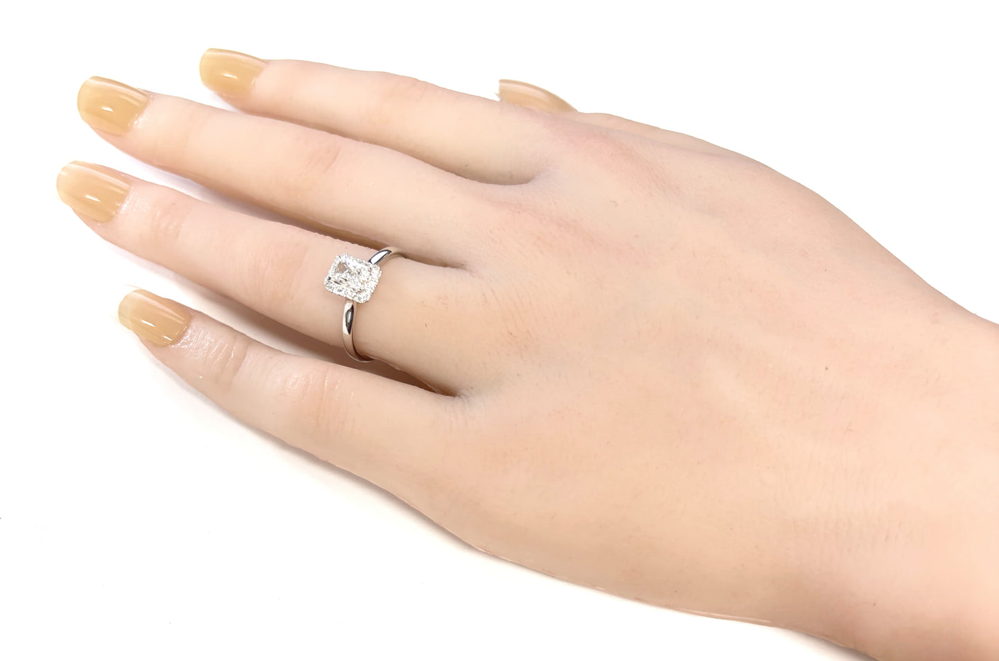 Radiant-cut Colorlss Diamond Ring - 0.711ct