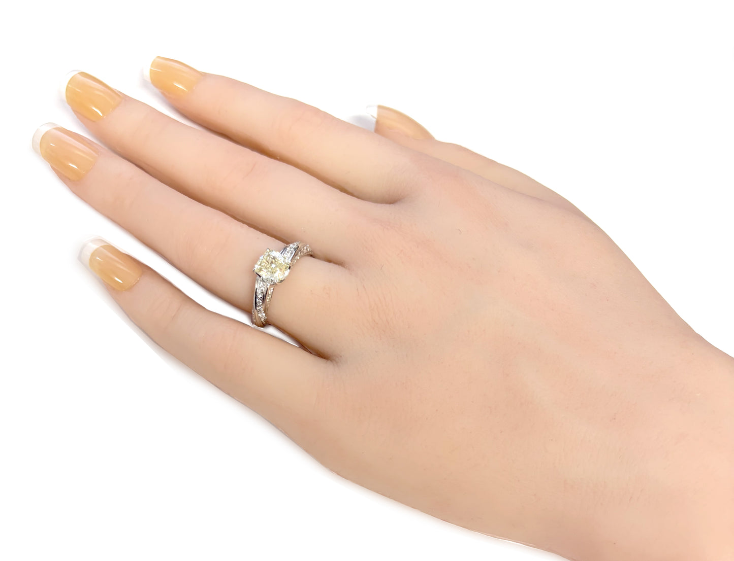 PT900 イエロー ダイヤモンドリング 1.627ct Very Light Yellow SI2 クッション