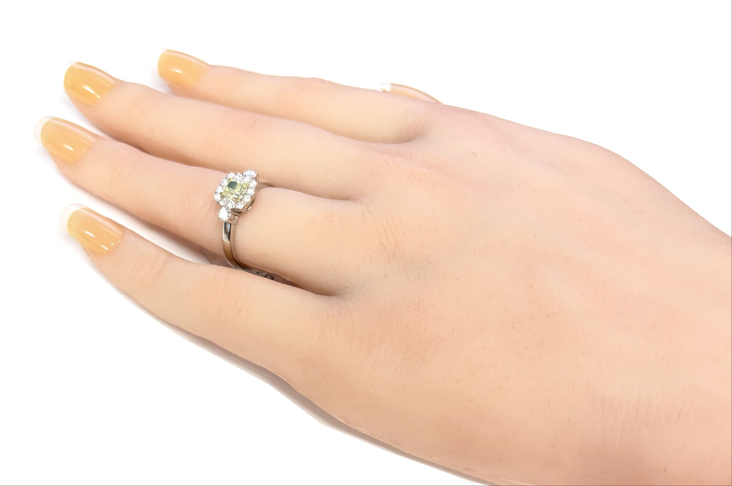 PT900 グリーンダイヤモンドリング - 0.806ct SI1 Fancy Light Green Yellow クッション