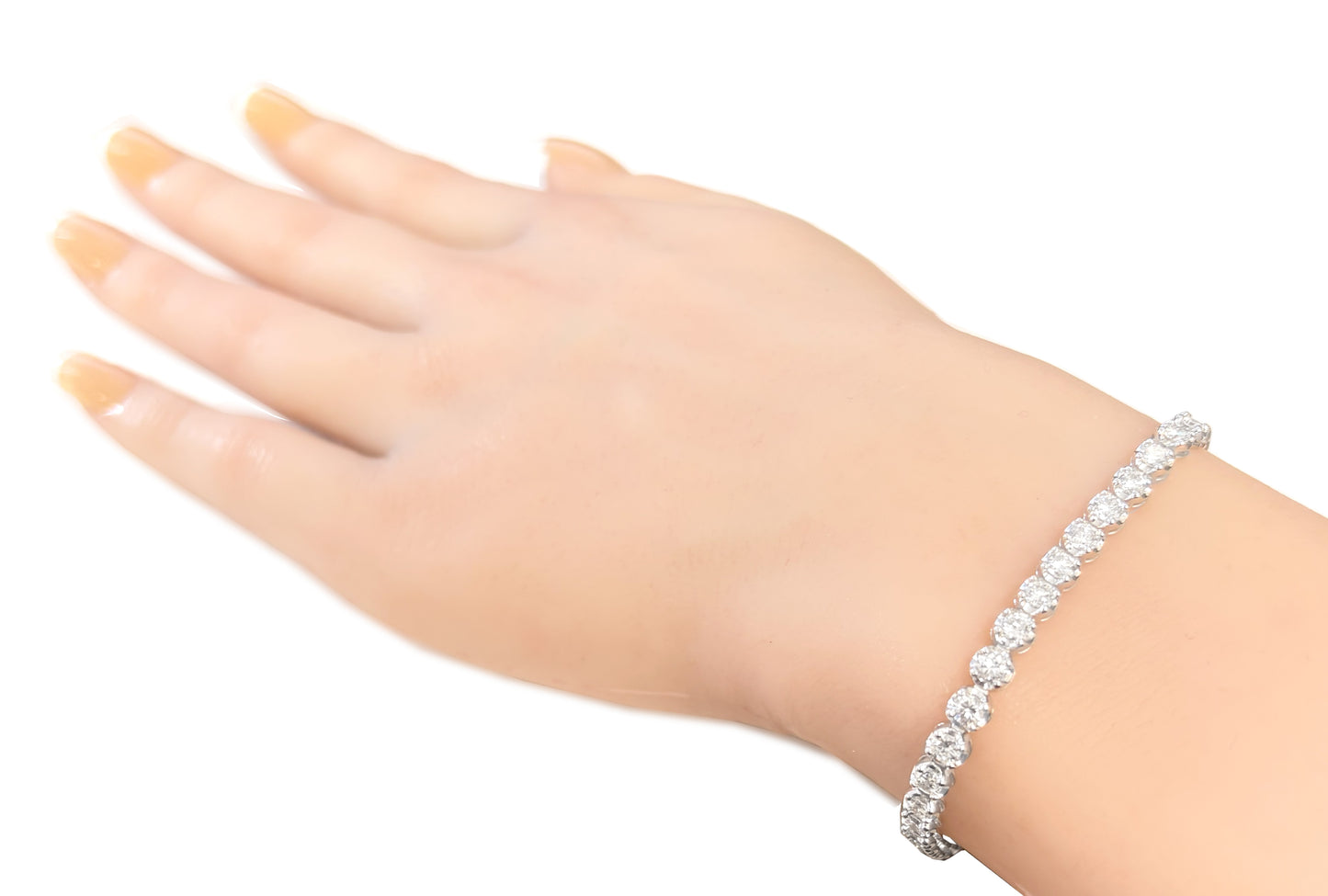 18K ダイヤモンドテニスブレスレット 4.42ct GGS鑑定書 着用画像 