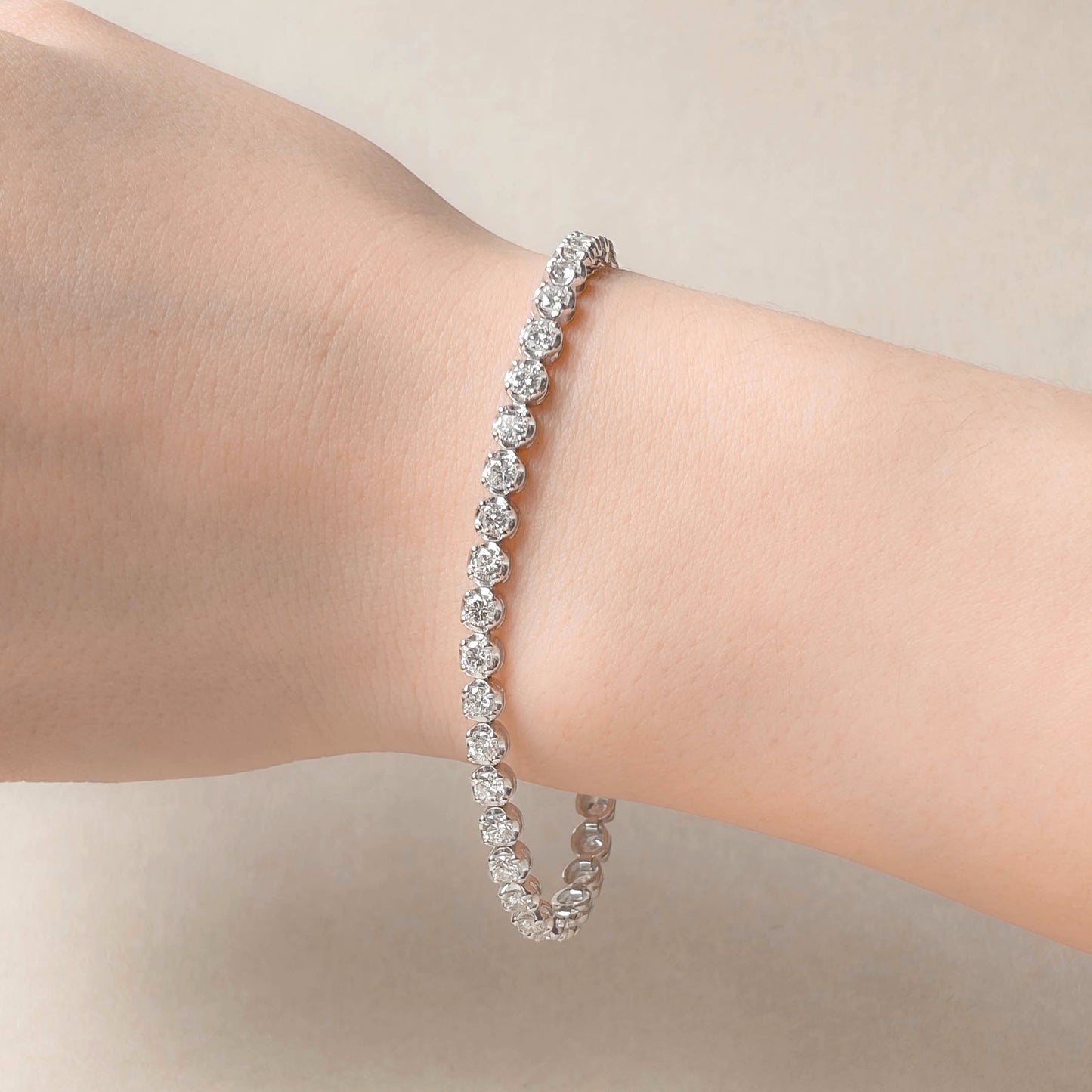 18K ダイヤモンドテニスブレスレット 4.42ct GGS鑑定書 着用画像 