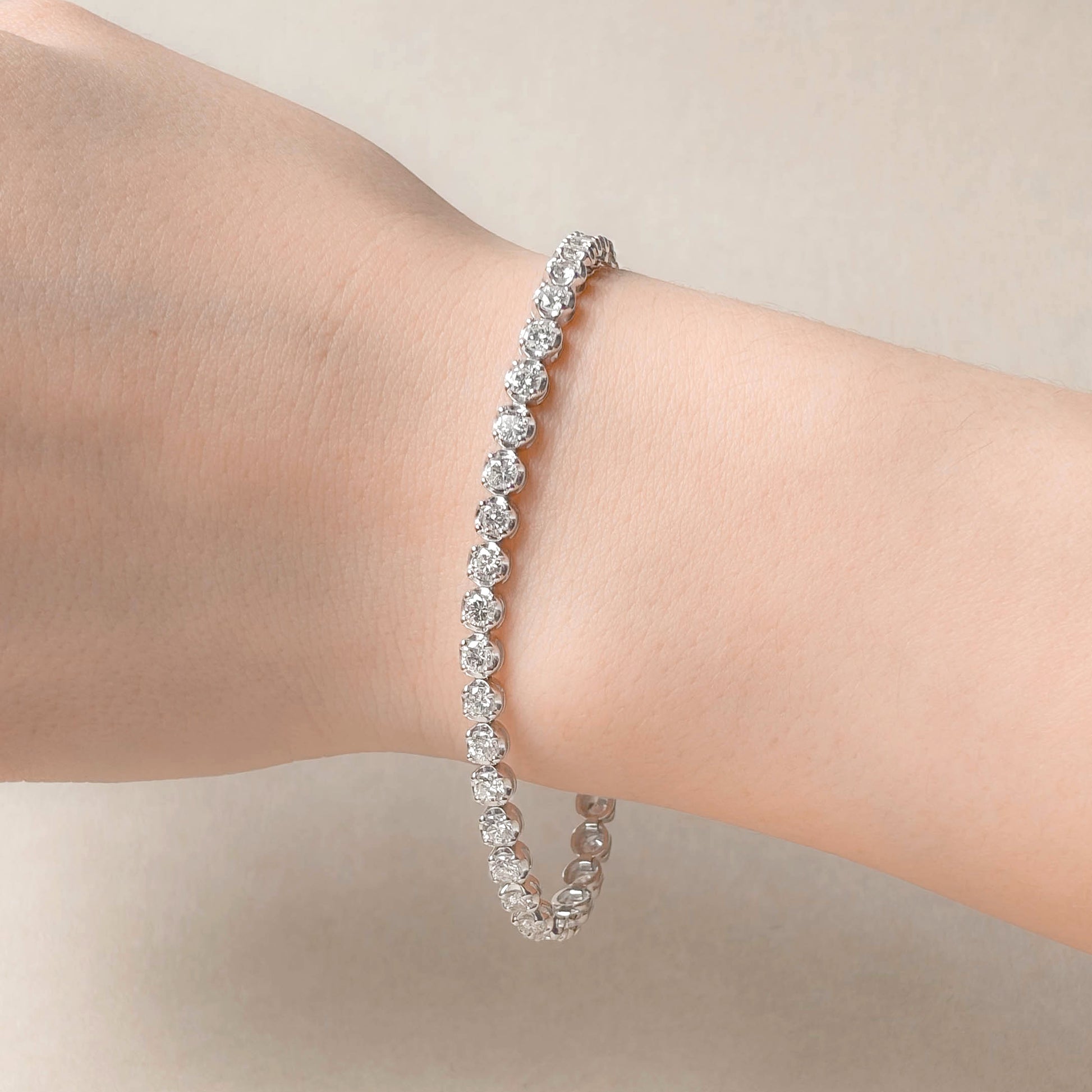 18K ダイヤモンドテニスブレスレット 4.42ct GGS鑑定書 着用画像 