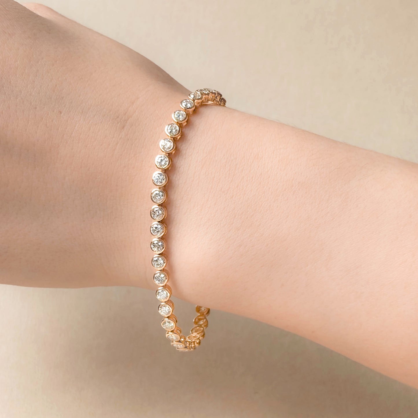 18K ダイヤモンドテニスブレスレット 4.53ct GGS鑑定書 着用画像