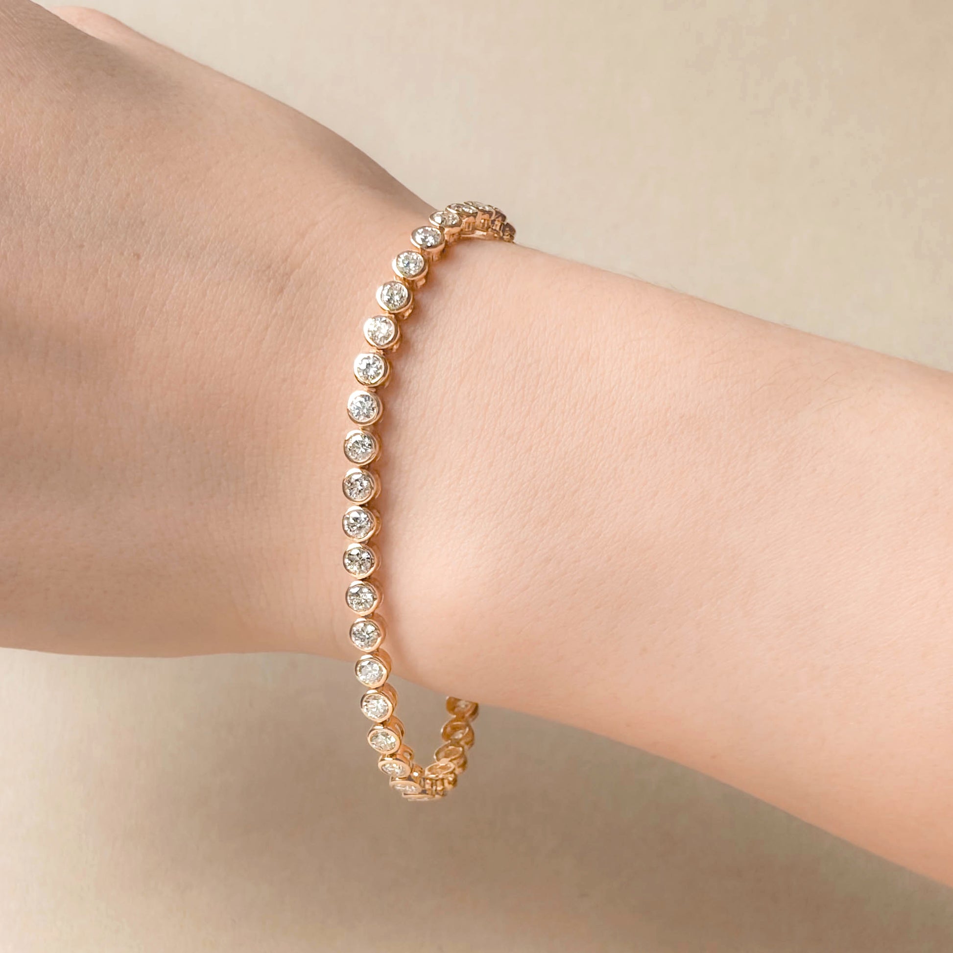 18K ダイヤモンドテニスブレスレット 4.53ct GGS鑑定書 着用画像