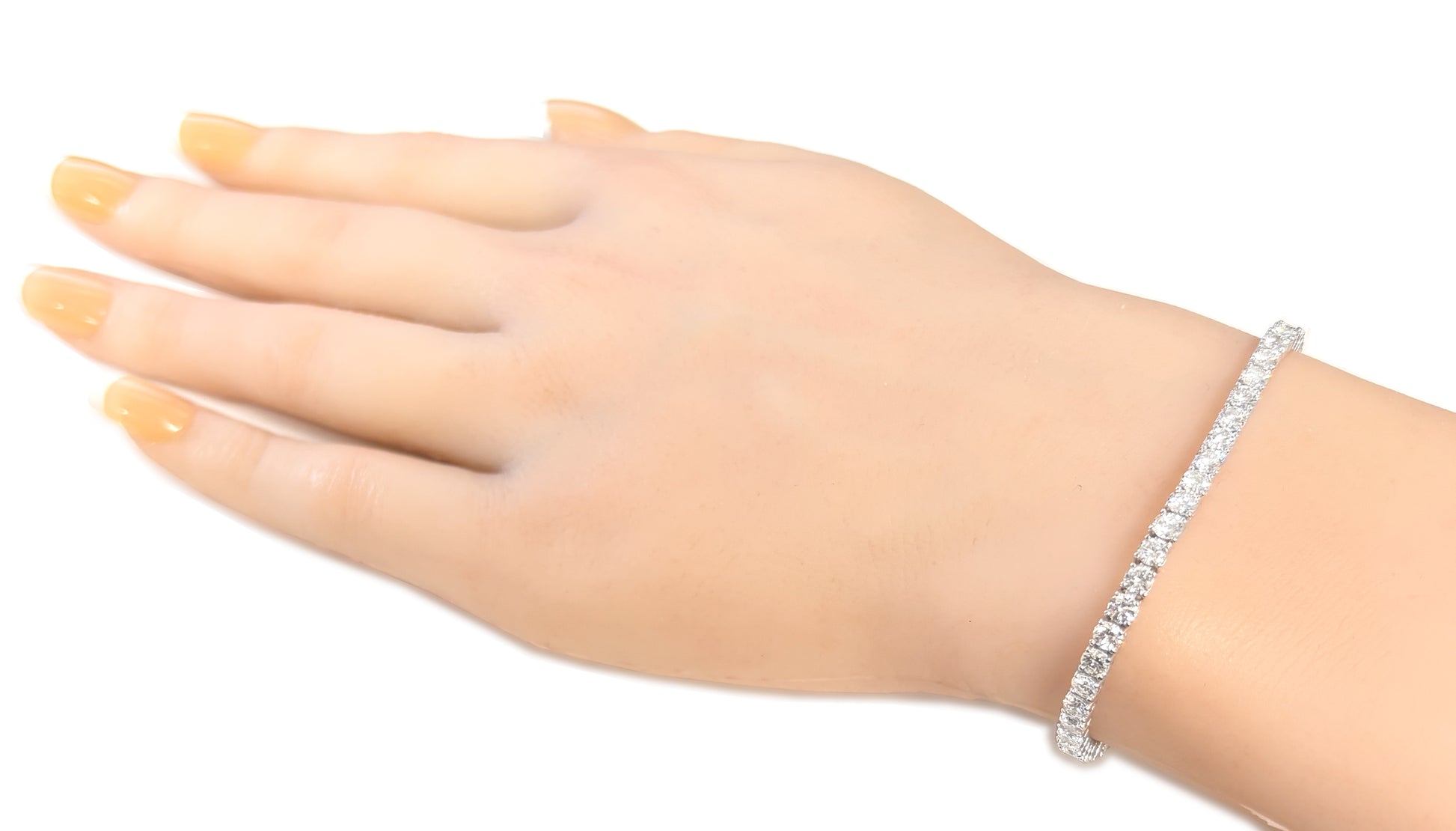 18K ダイヤモンドテニスブレスレット 5.71ct GGS鑑定書 着用画像