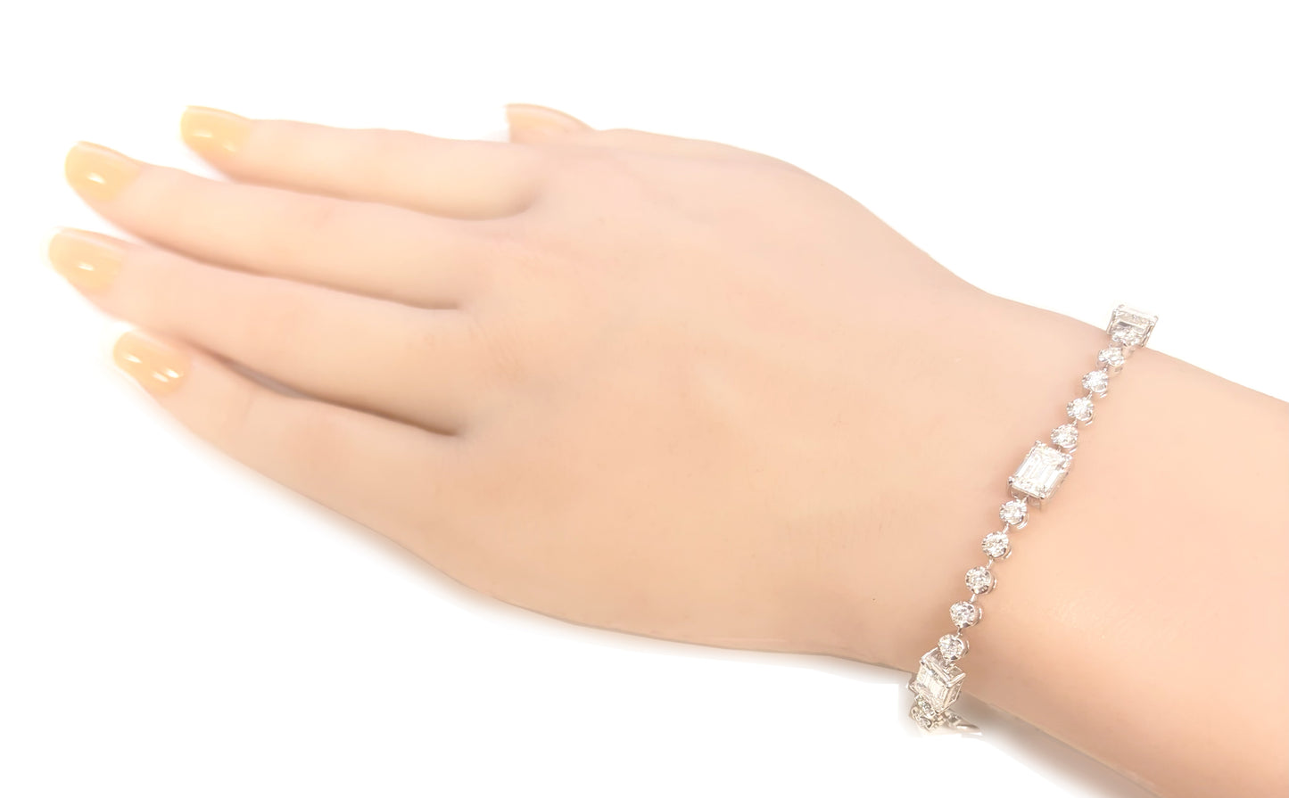 18K ダイヤモンドテニスブレスレット GH VVS1-VVS2 6.193ct GGS鑑定書 着用画像