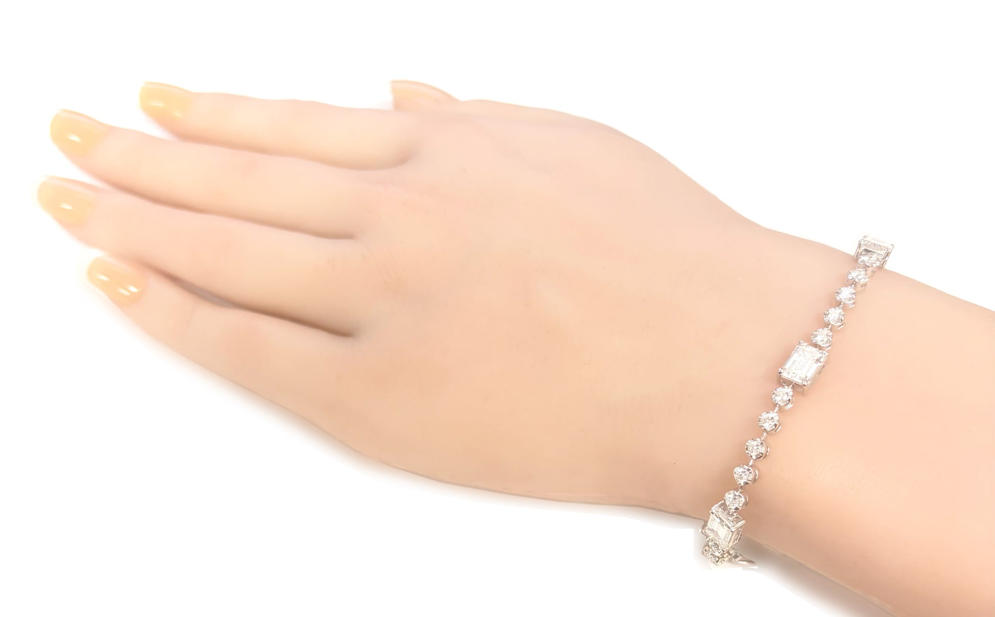 18K ダイヤモンドテニスブレスレット GH VVS1-VVS2 6.193ct GGS鑑定書 着用画像