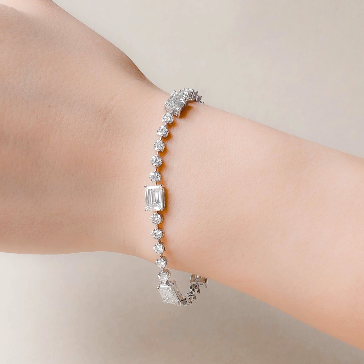 18K ダイヤモンドテニスブレスレット GH VVS1-VVS2 6.193ct GGS鑑定書 着用画像