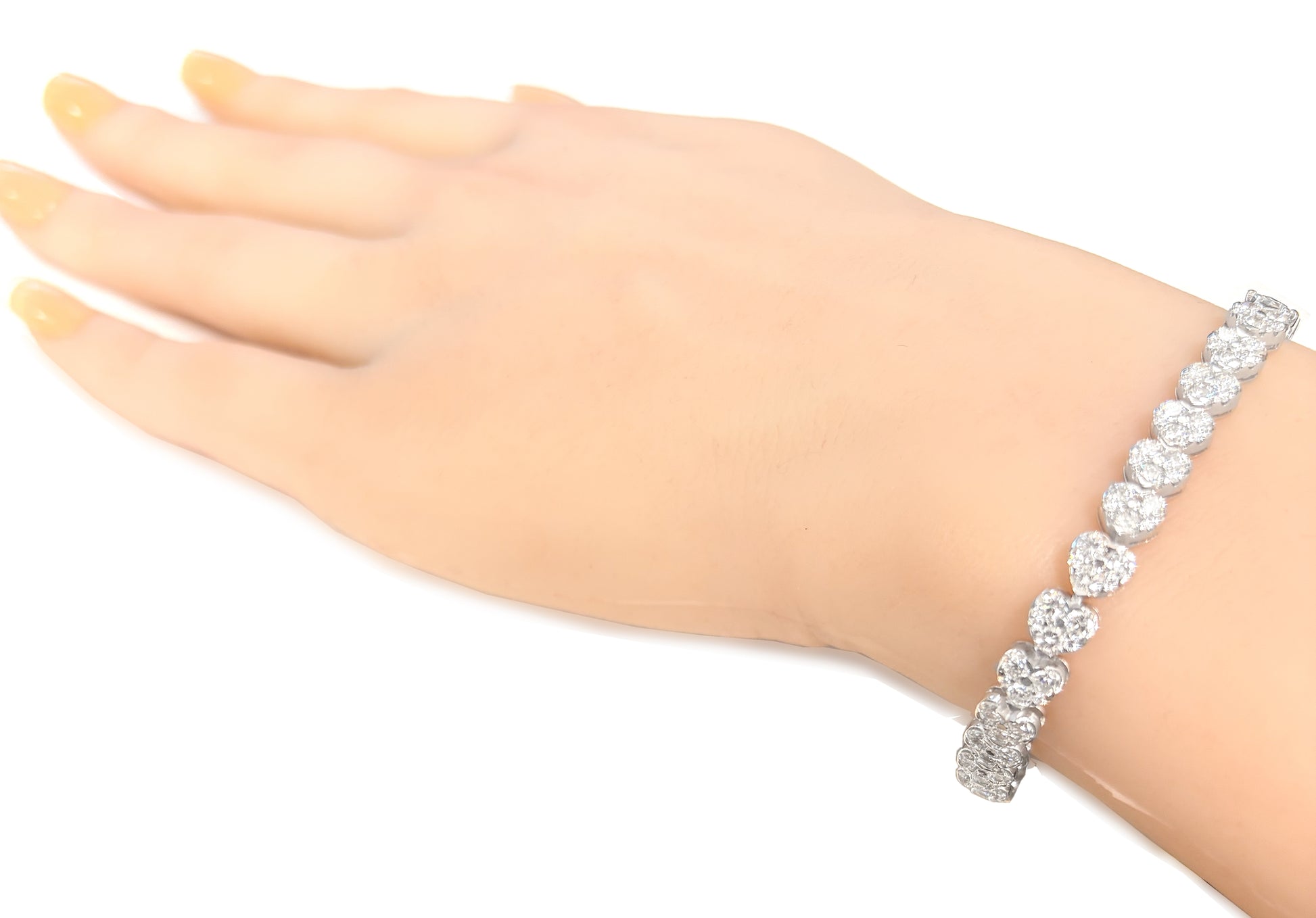 18K ダイヤモンドテニスブレスレット ハート形状 6.65ct GGS鑑定書 着用画像