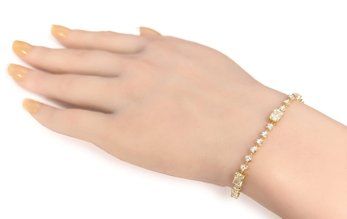 18K ダイヤモンドテニスブレスレット ラウンド・エメラルドカット 3.86ct GGS鑑定書 着用画像