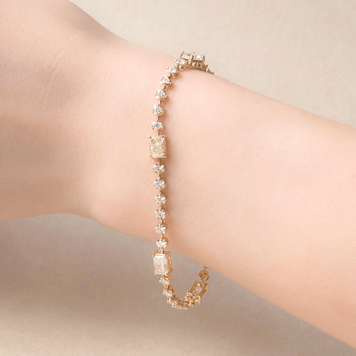 18K ダイヤモンドテニスブレスレット ラウンド・エメラルドカット 3.86ct GGS鑑定書 着用画像