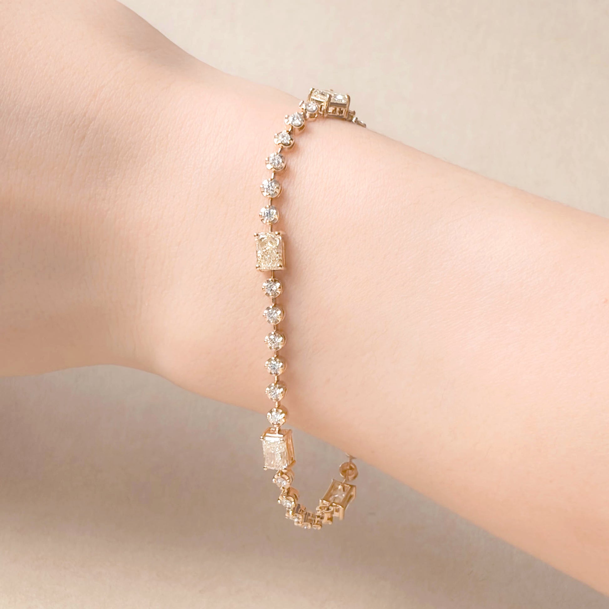 18K ダイヤモンドテニスブレスレット ラウンド・エメラルドカット 3.86ct GGS鑑定書 着用画像