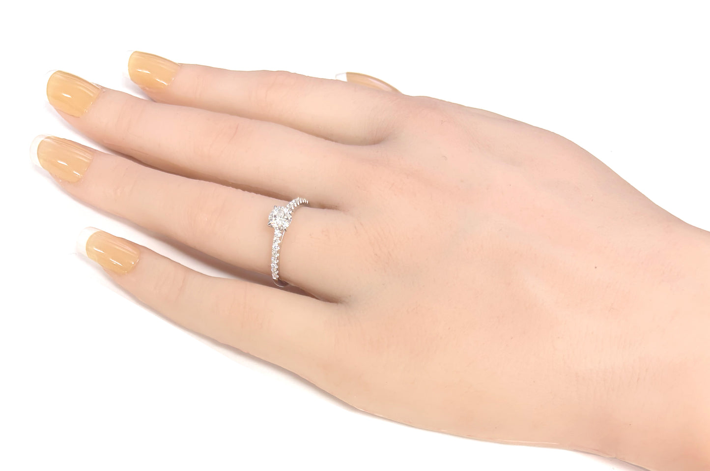 18K Round-cut Colorless Diamond Ring - 0.695ct