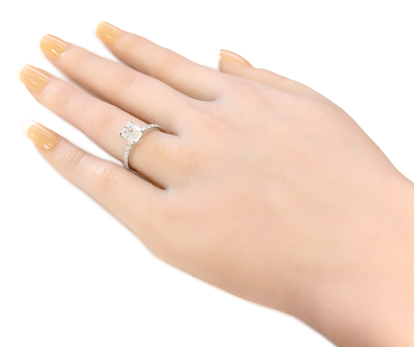 18K ほぼ無色J ダイヤモンドリング 1.86ct VS2 クッションカット