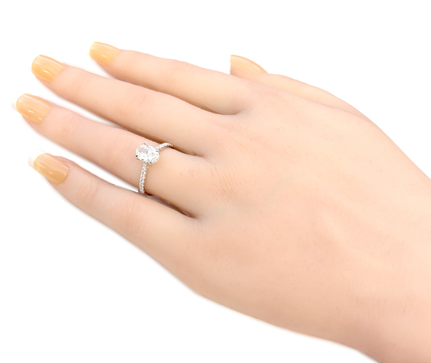 18K Oval-cut Colorless Diamond Ring - 1.051ct