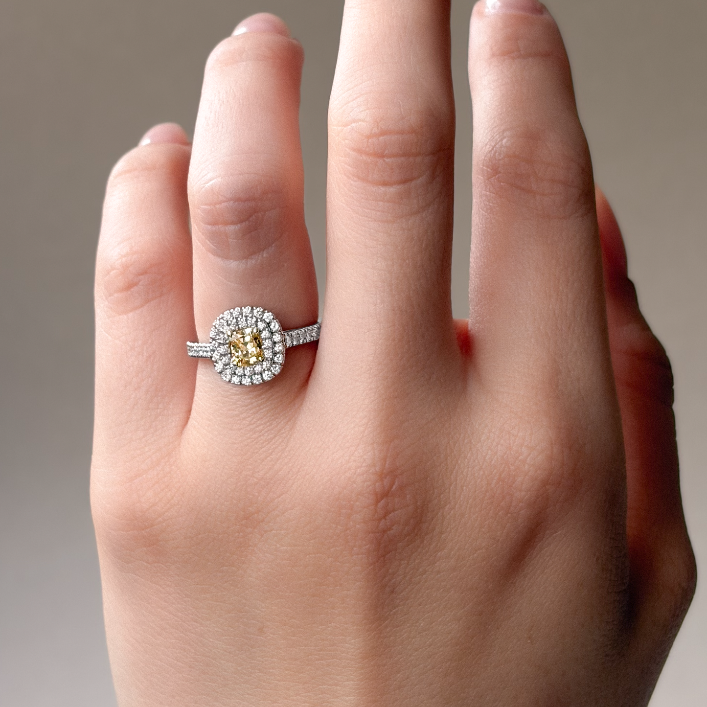 PT900 イエローダイヤモンドリング 0.898ct VS1 Fancy Yellow クッション