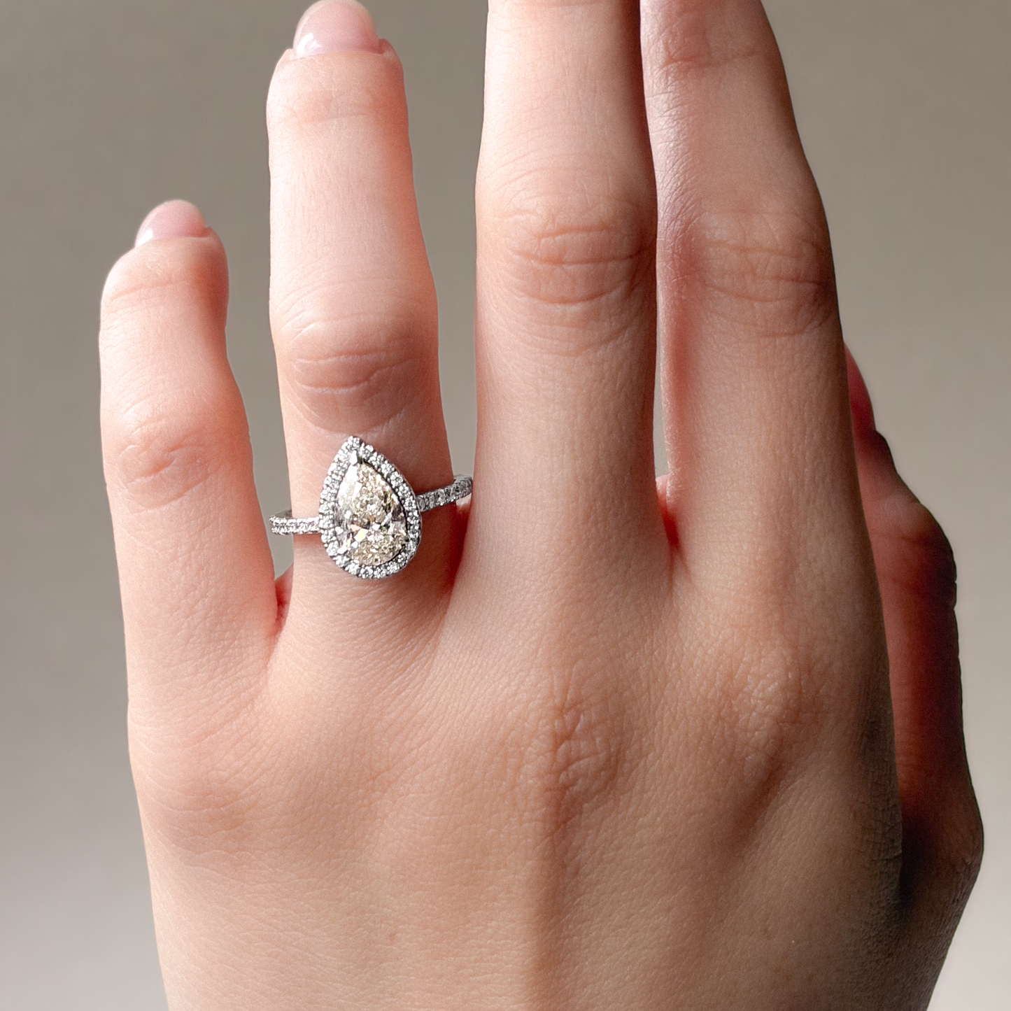 18K イエローダイヤモンドリング 1.824ct Faint Yellow SI2 ペアカット