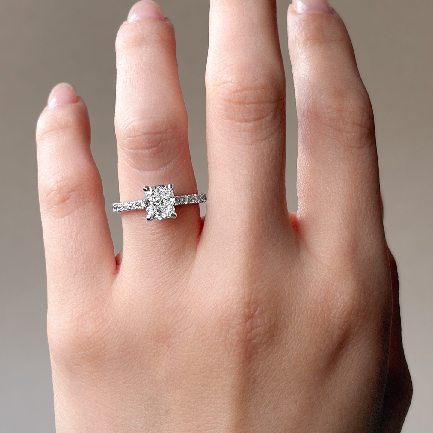 18K ほぼ無色J 天然ダイヤモンドリング 1.86ct VS2 クッションカット