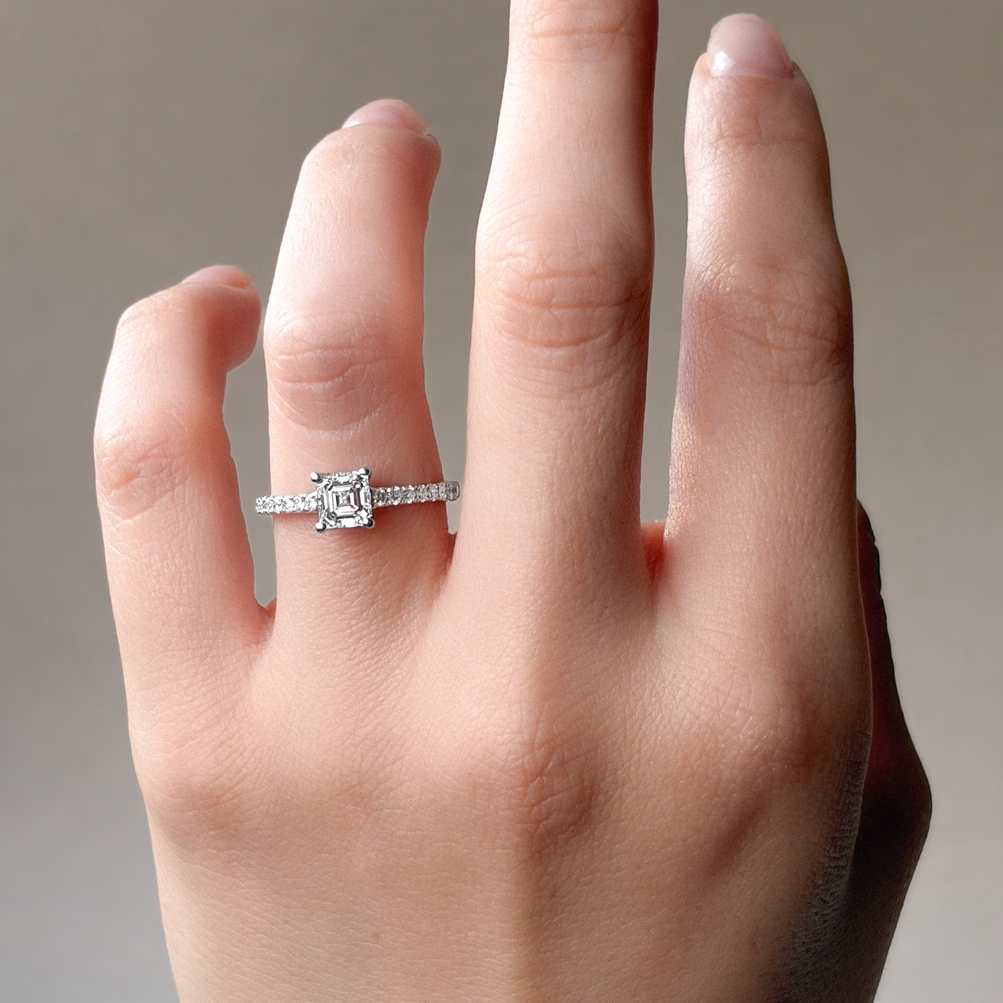 18K ほぼ無色G 天然ダイヤモンドリング 1.02ct VVS2 エメラルドカット
