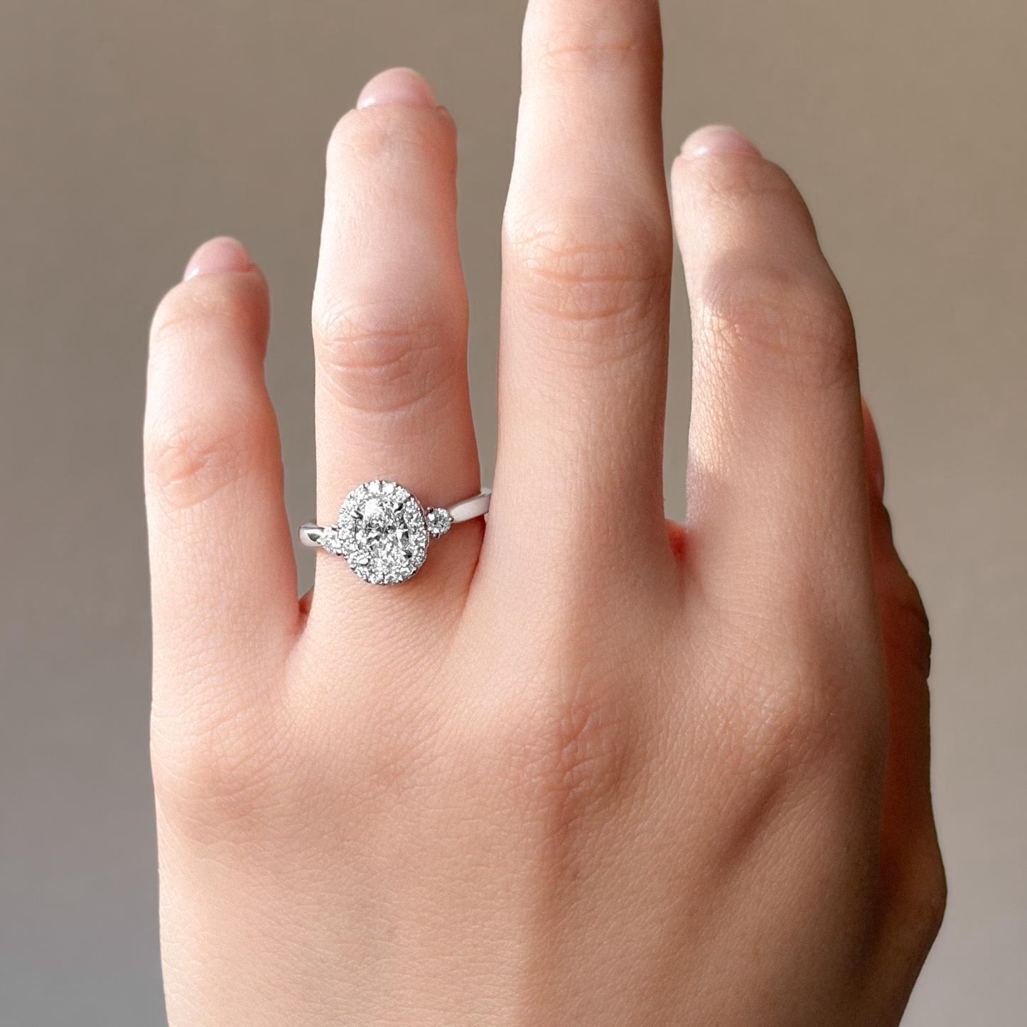 18KWG 無色D 天然ダイヤモンドリング 1.02ct オーバルカット