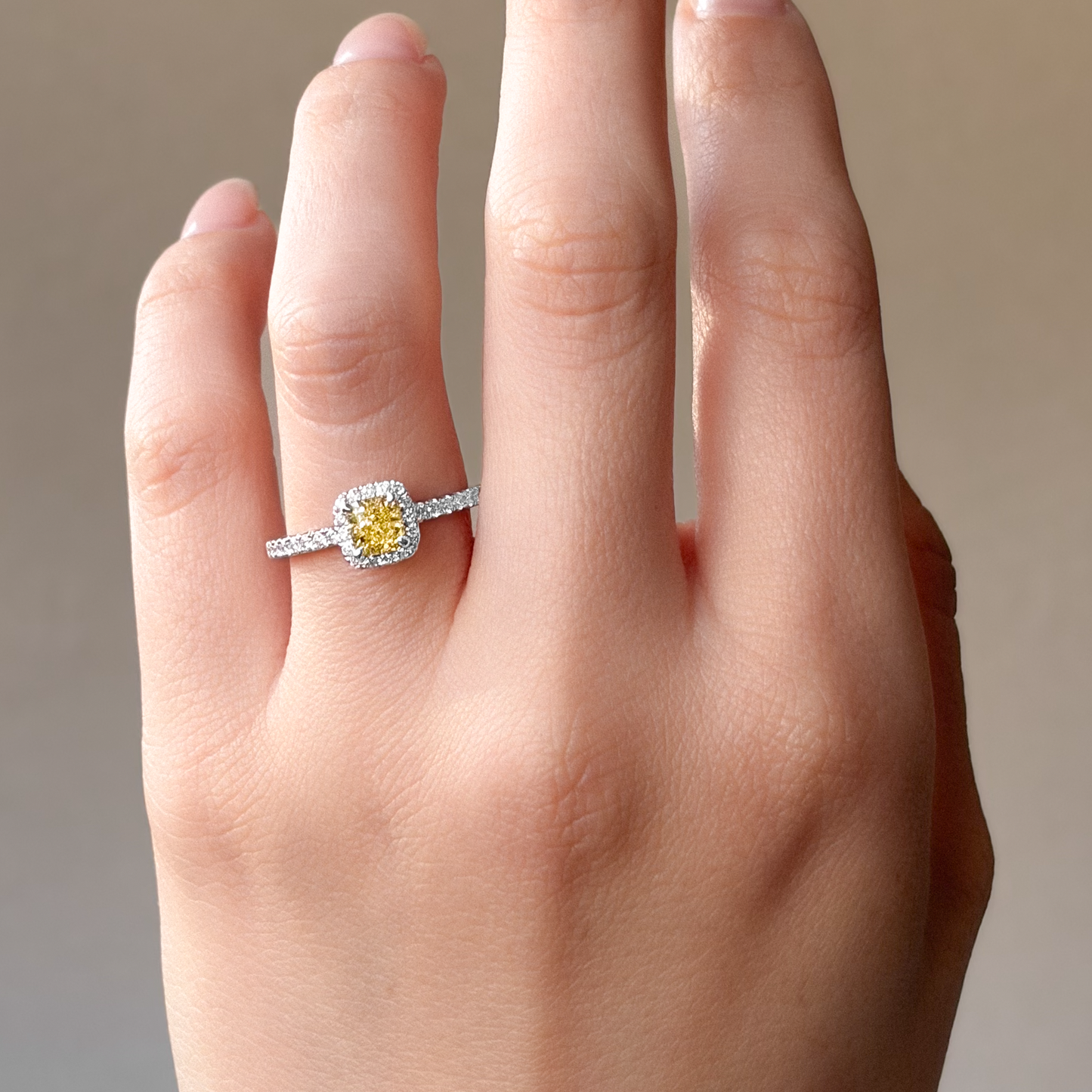 18KWG ファンシーインテンス イエロー 天然ダイヤモンドリング 1.017ct クッションカット