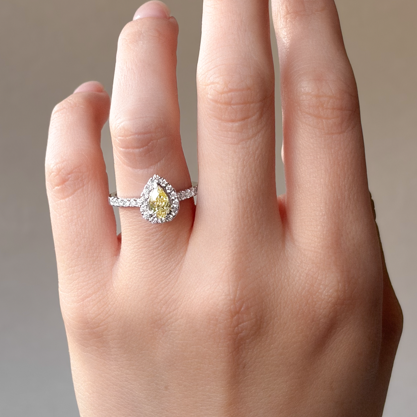 18KWG ファンシー イエロー 天然ダイヤモンドリング 0.973ct ペアカット