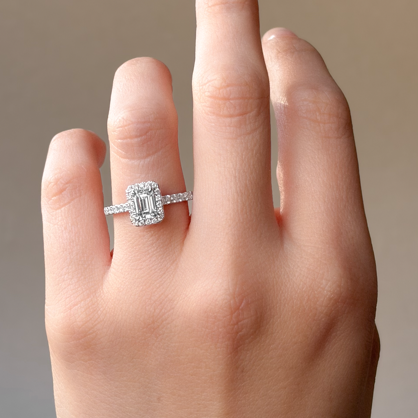 18KWG 無色D 天然ダイヤモンドリング 1.073ct エメラルドカット